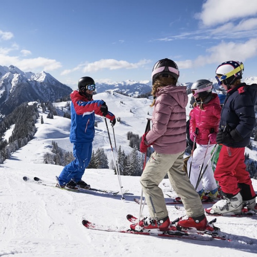 Our ski instructors give important tips on skiing technique in groups