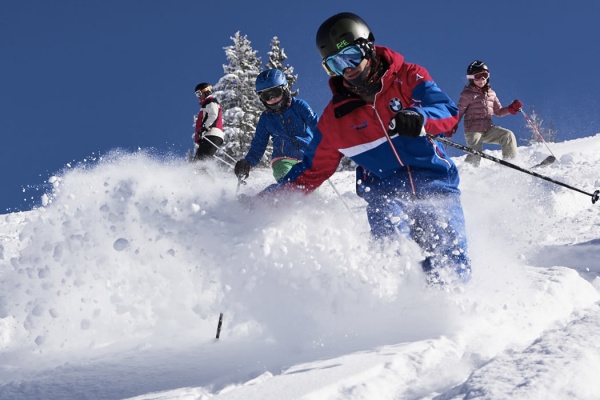 Teenager beim Freeride - Kurs im Tiefschnee mit geschultem Skilehrer der Skischule Alpendorf