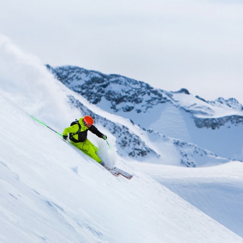 Einzigartiges Fahrvergnügen bei der Abfahrt im Tiefschnee